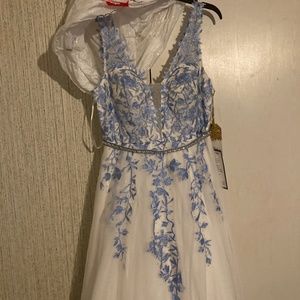 Size 7 brand new prom dress